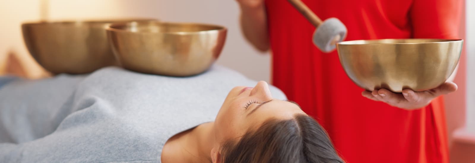 massage sonore au bol tibétain, le son et les vibrations sur le corps