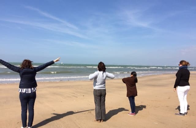  groupe pratiquant la respiration face à la mer