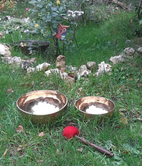 utilisation de bols tibétain dans un cadre naturel de prairies