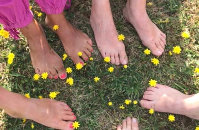 groupe pieds nus en cercle