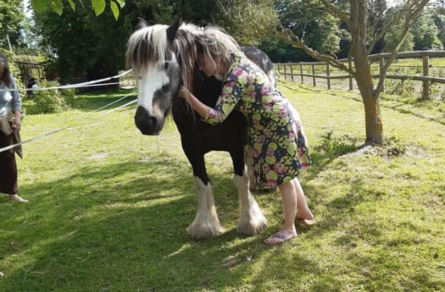 marie-catherien au contact du cheval créant le lien