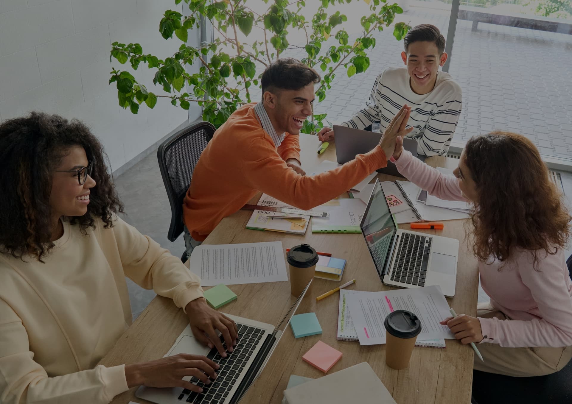 bonne entente et communication entre collègues de travail en entreprise